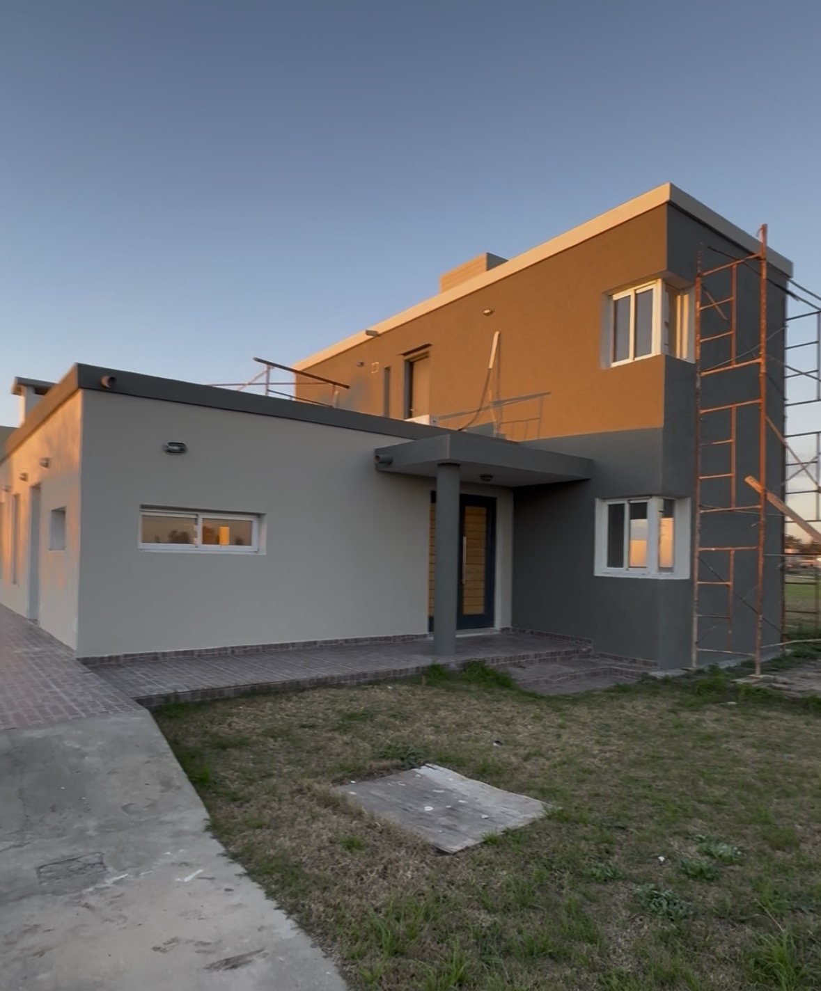 Casa 4 dormitorios diagonal al lago