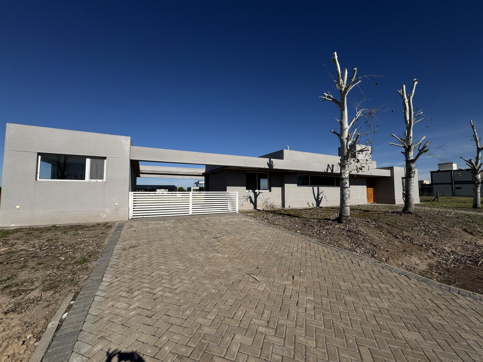 Casa en una planta sobre el lote más grande del club